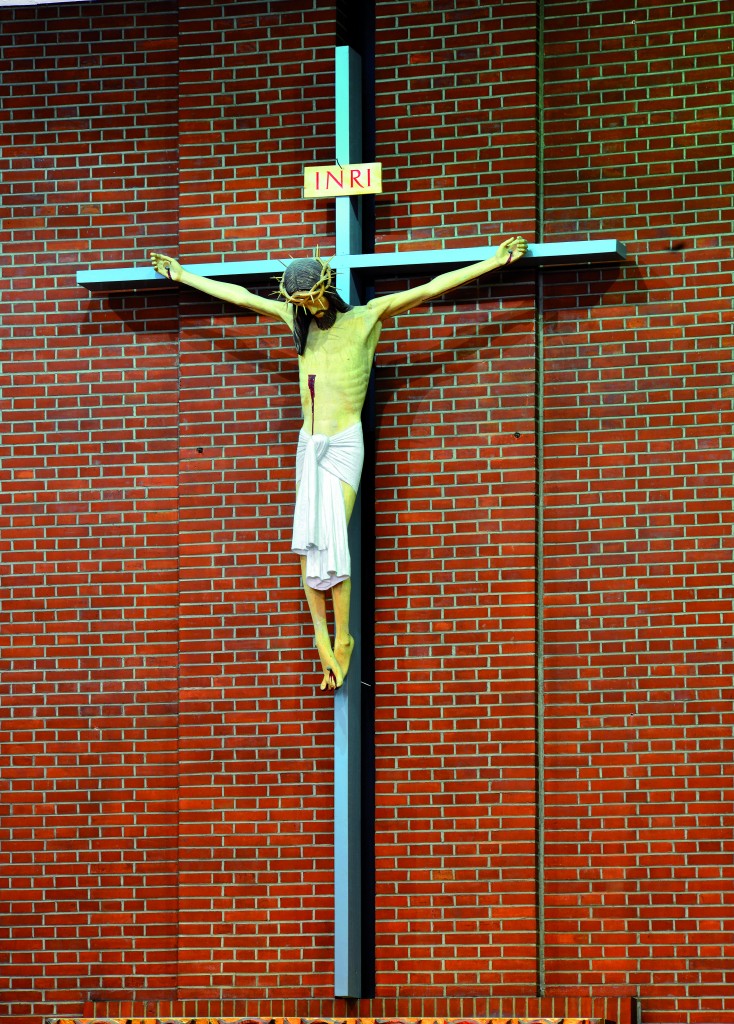 !Krzyż z rzeźbą przedstawiającą Jezusa Chrystusa zawieszony w prezbiterium