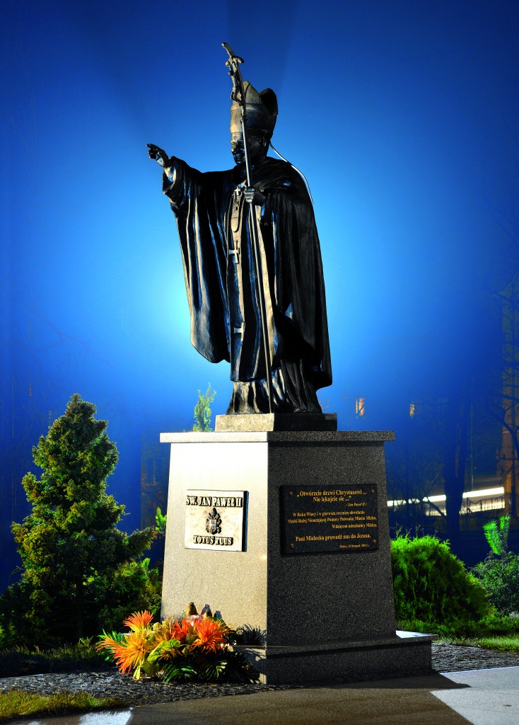 !Pomnik św. Jana Pawła II przed wejściem do kościoła
